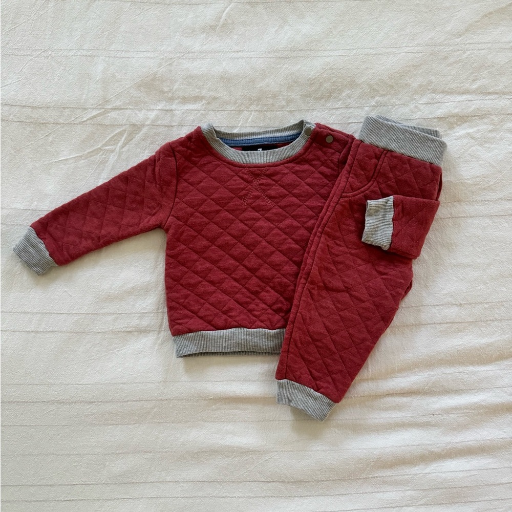 ⚫️5/$25!⚫️ Matching sweatsuit size 12M